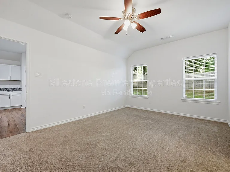 422 E Elm St — Photo 12