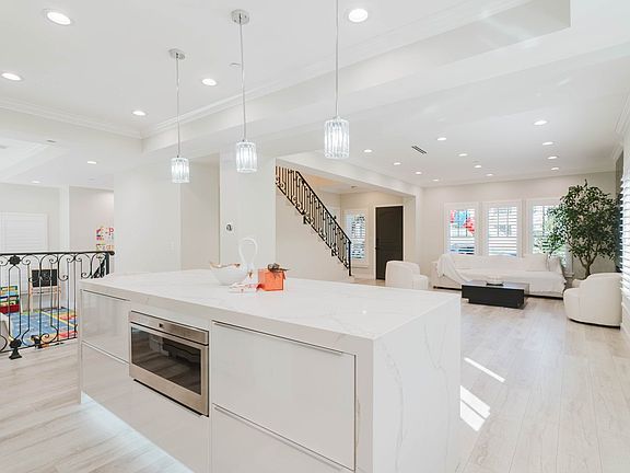5th image of 1308 E Broadway