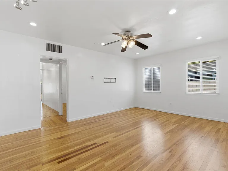 361 E Clarendon Ave — Photo 9