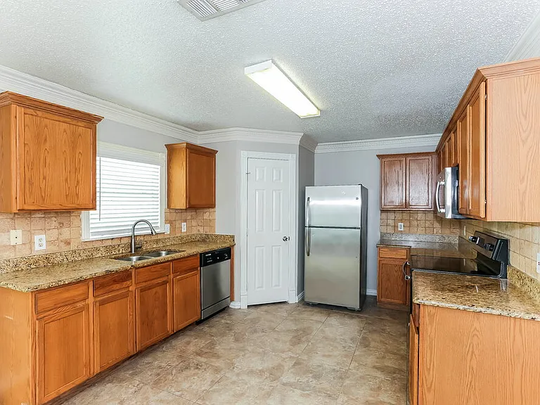 7027 Glenshire Dr — Photo 6