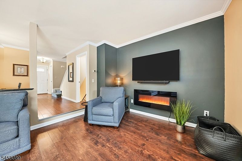 1st image of 210 Riva Dr