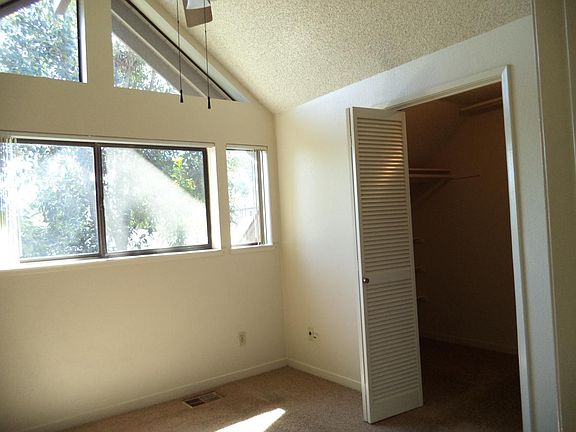 bedroom w/walkin closet