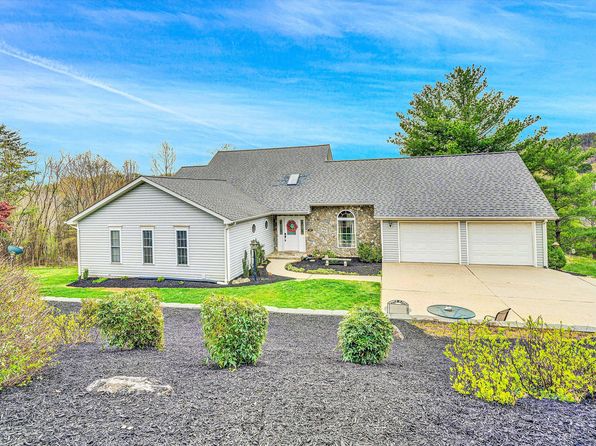 1506 Links View Dr, Salem, VA 24153
