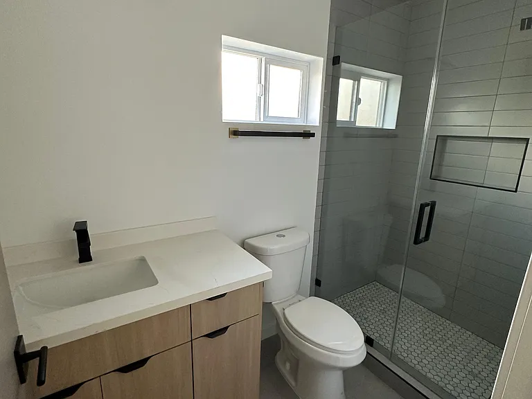6410 Riverton Ave — Photo 5