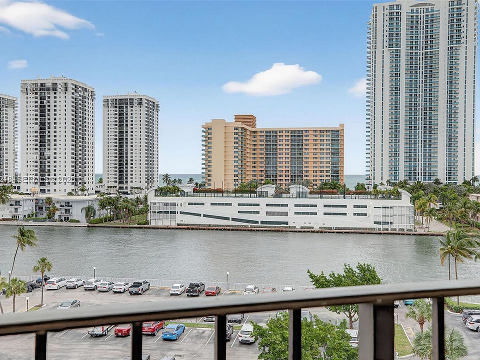 1st image of 1000 Parkview Dr APT 806
