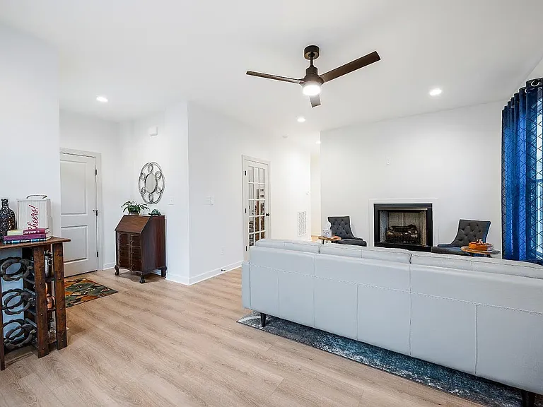 526 Essex St — Photo 33