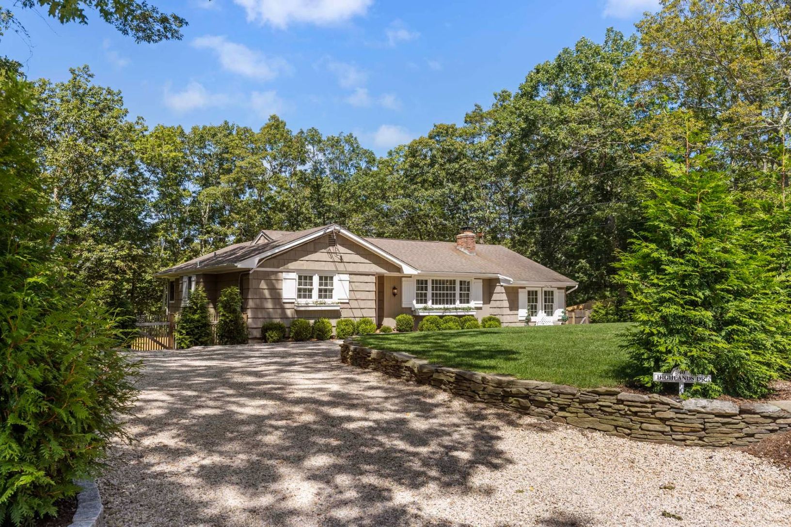 horseshoe shaped driveway