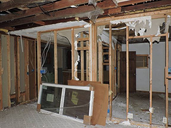 3rd image of 46870 Sycamore Dr