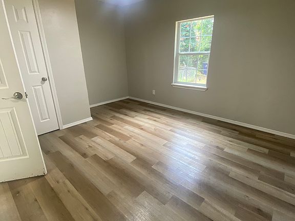 4th image of 105 SW 43rd St #2