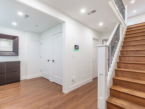 5th image of 3924 Waterton Cres