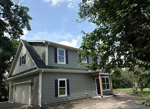 527 W Elm St Photo 1