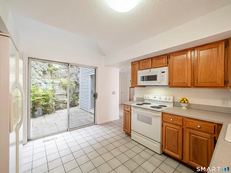 37 Wilton Crst #37 — Photo 11