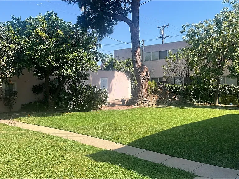 1171 Huntington Dr — Photo 24