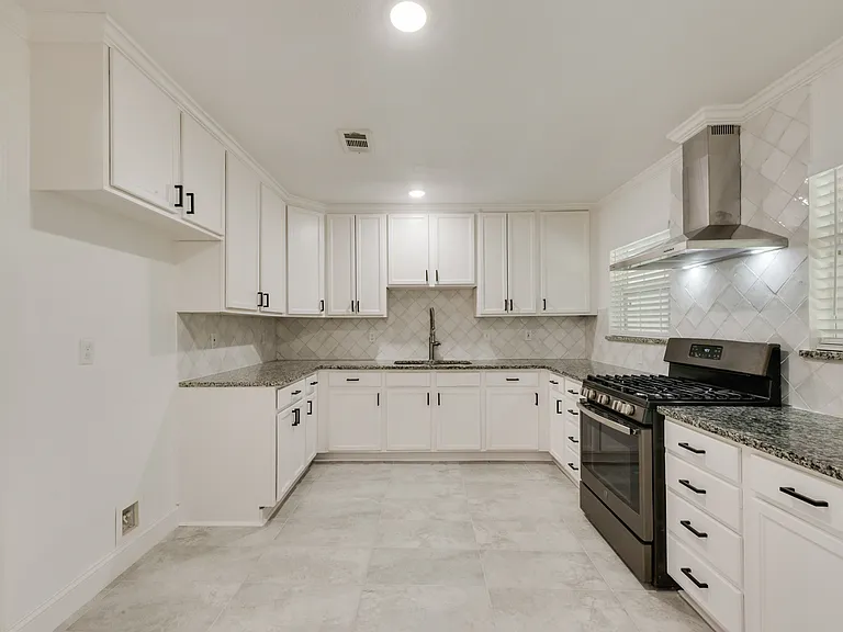 1104 Belvedere Dr — Photo 7