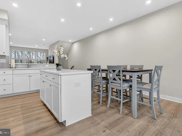 54 Sidney Ln — Photo 15