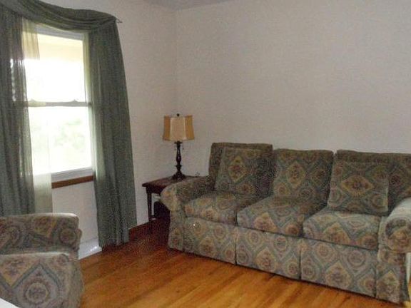 5th image of 297 Fairdale Ave