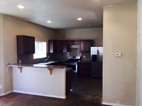 3rd image of 370 E Holt Ave