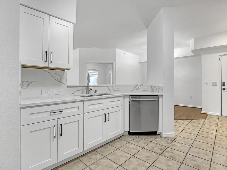 340 Crestwood Cir #302 — Photo 7