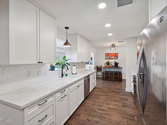 3rd image of 1118 E MANHATTON Drive