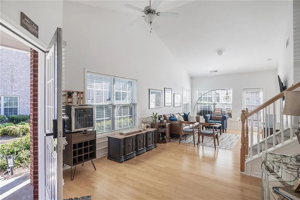 3 bed, 2.5 bath, 1688 sqft, $3,150 — Photo 3