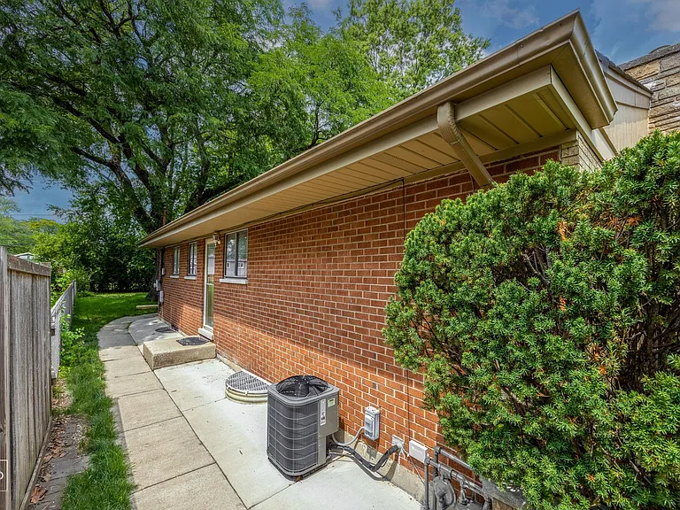 413 E Atwater Ave — Photo 52
