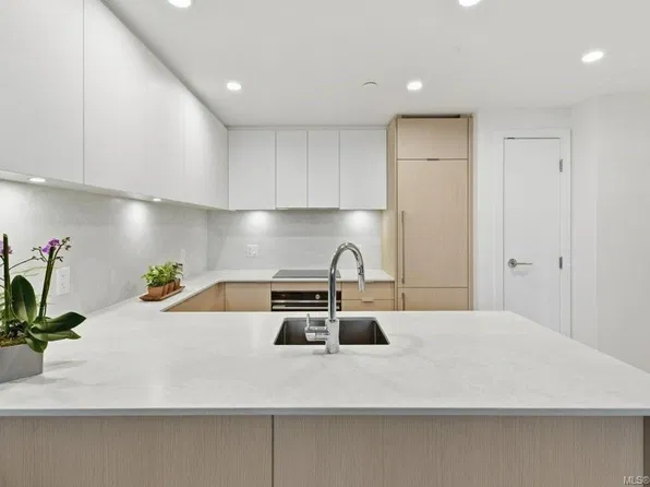 1100 Yates St #606, Victoria, BC V8V 3M8