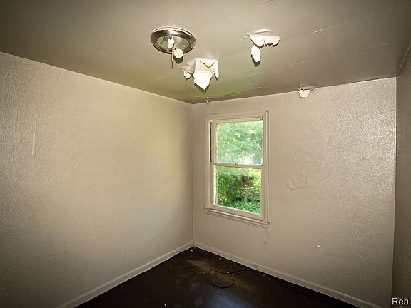 5th image of 8245 Manor St