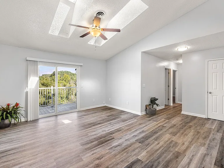 Riverview Apartments — Photo 7