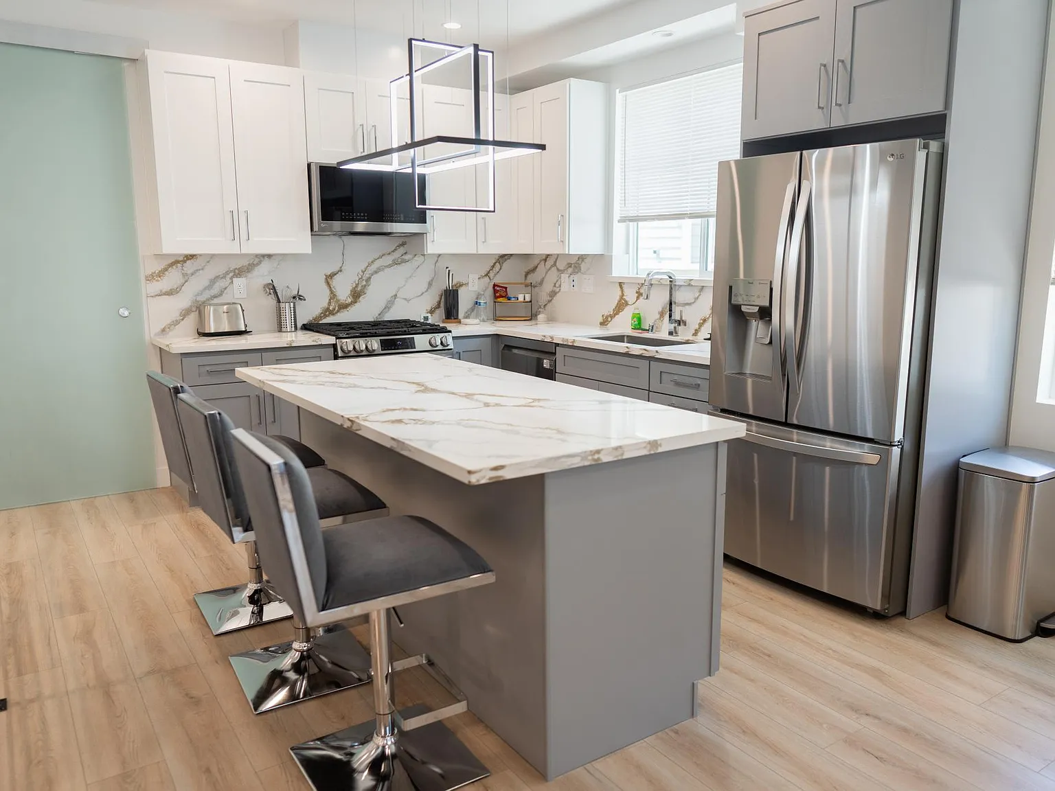 3 bed, 1654 sqft, $8,500 — Photo 2