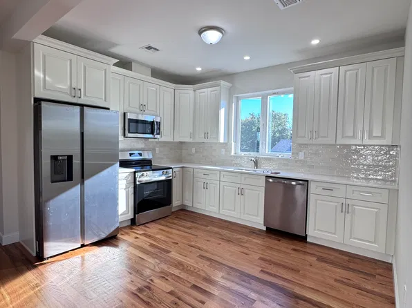 556 Drumgoole Rd E, Staten Island, NY
