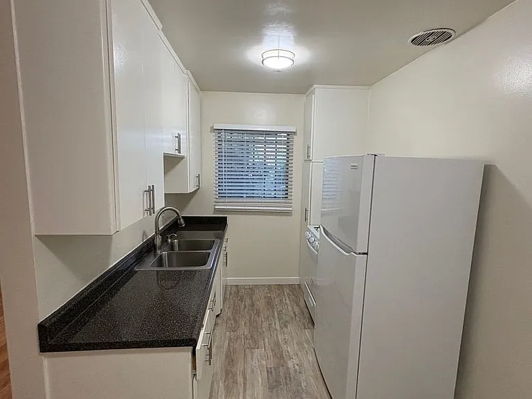 4714 Slauson Ave — Photo 9