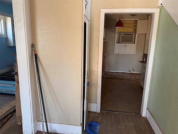 5th image of 208 W Watts St