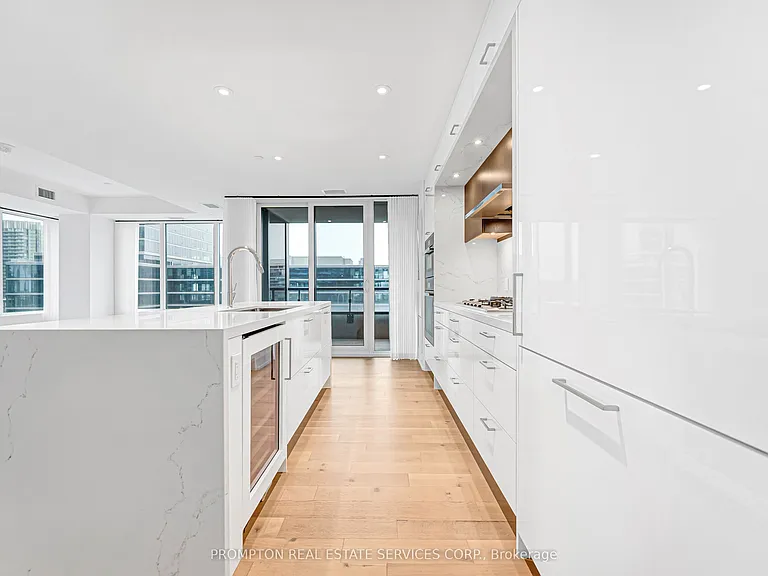 455 Wellington St W #908 — Photo 12
