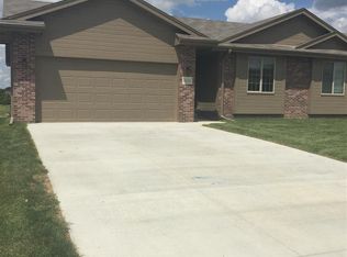 16216 Mormon St, Bennington, NE 68007
