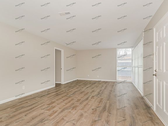 3rd image of 6827 Woodhurst Dr