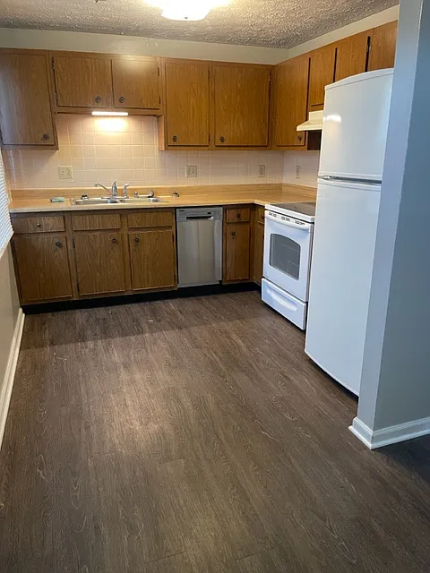 3 bed, 1.5 bath, 1250 sqft, $1,350 — Photo 2