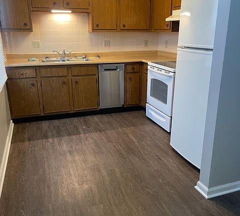 2nd image of 433 Country Club Dr #433