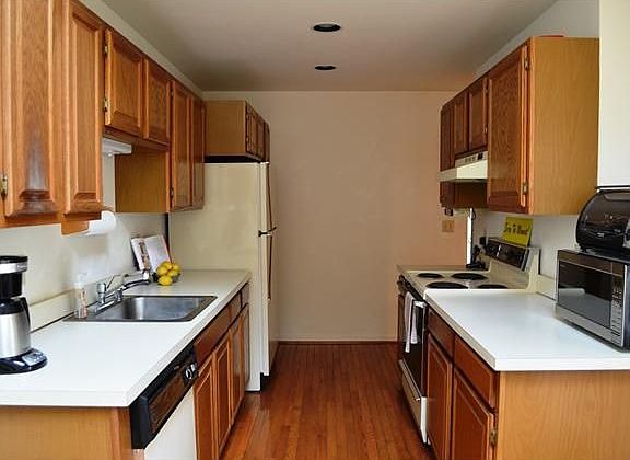 Kitchen w Hardwood Floors