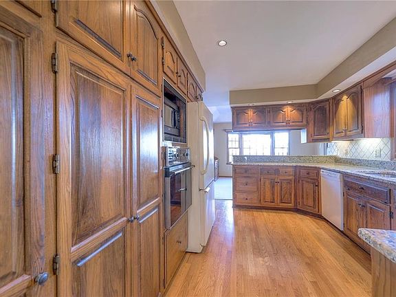 5th image of 6822 W 98th St