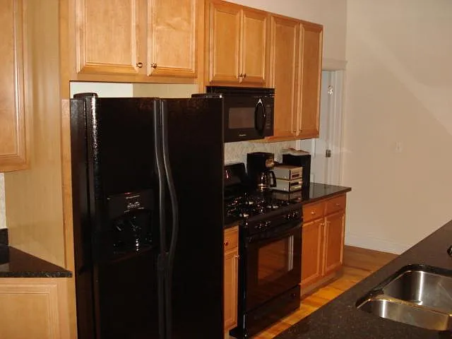 500 N Damen Ave #205 — Photo 28