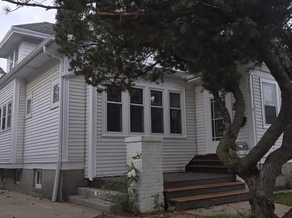 5925 W Lloyd STREET, Milwaukee, WI 53208
