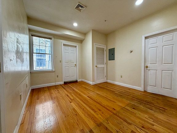 3rd image of 466 Green St APT 5