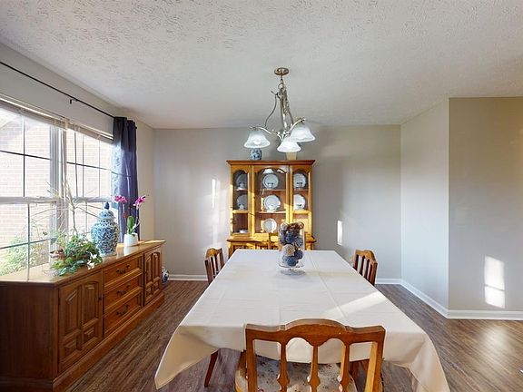 5th image of 352 Deerfield Dr