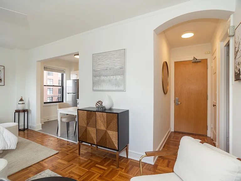 1100 N Dearborn — Photo 9