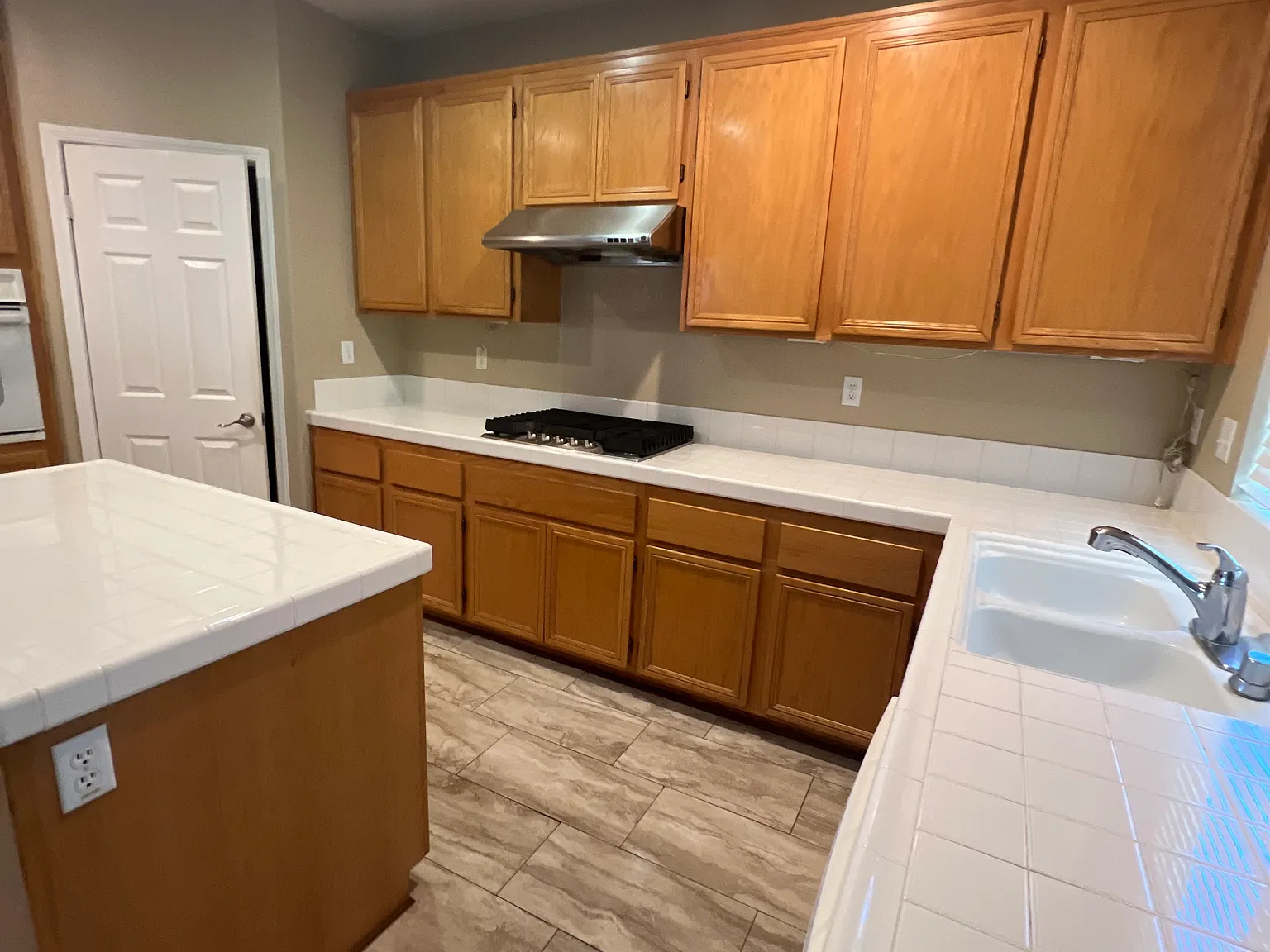 3 bed, 2.5 bath, 2309 sqft, $3,700 — Photo 2