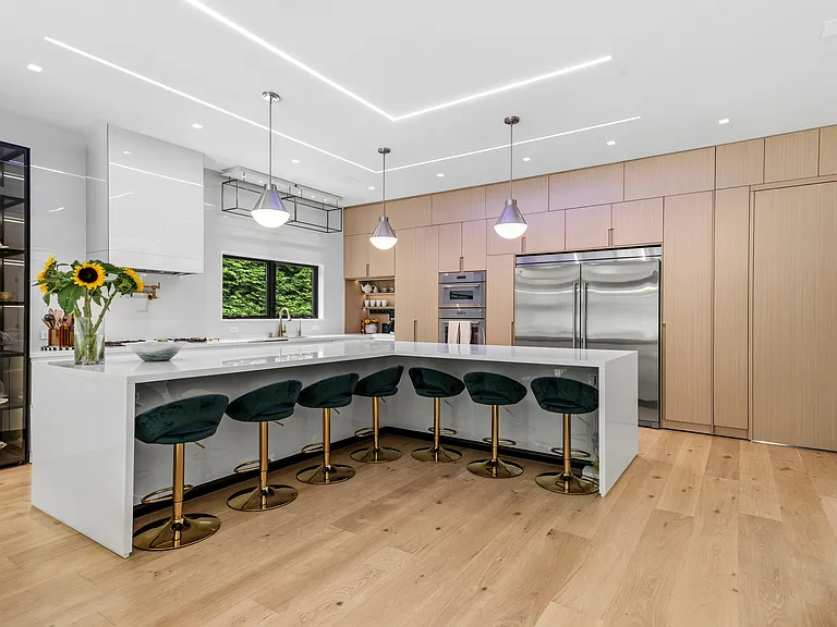 101 Montauk Blvd — Photo 40
