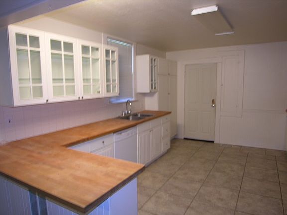 Kitchen, other side.