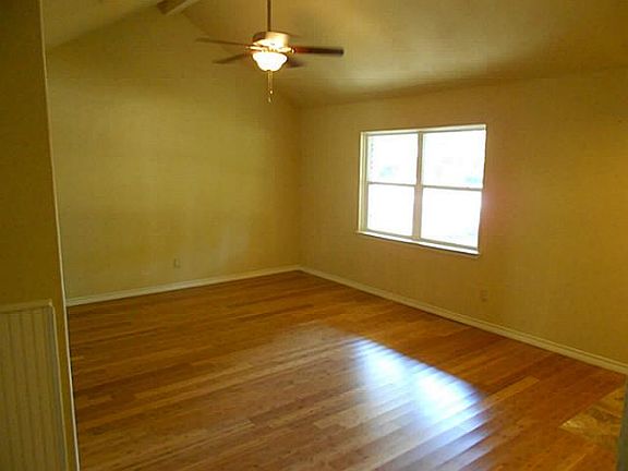 4th image of 122 Vanderbilt Ln