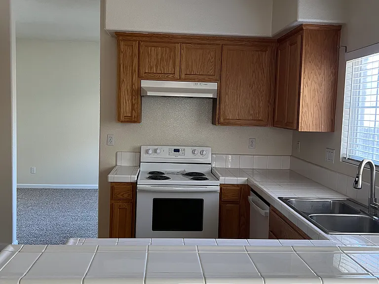 Roxbury Dr — Photo 20