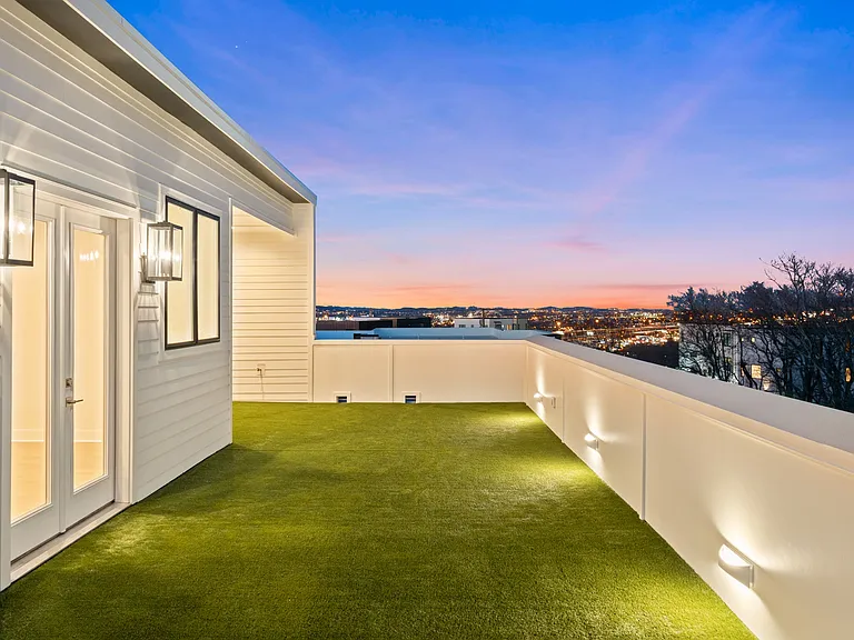 Rooftop Deck (4th Floor)